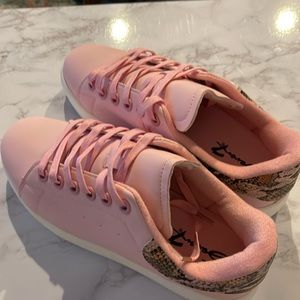 Women athletic shoes